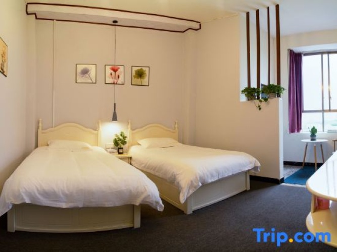 Standard Twin room with garden view