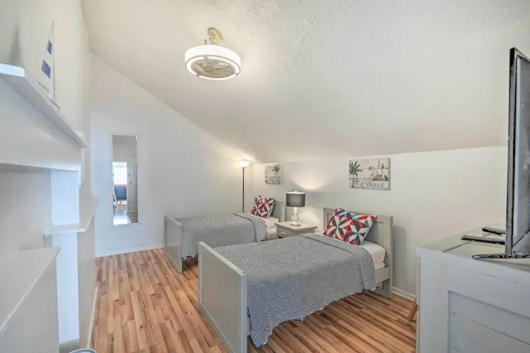 Myrtle Beach Condo: Balconies, Walk to Beach!
