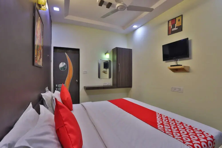 OYO Flagship 28024 Hotel Royal Palace