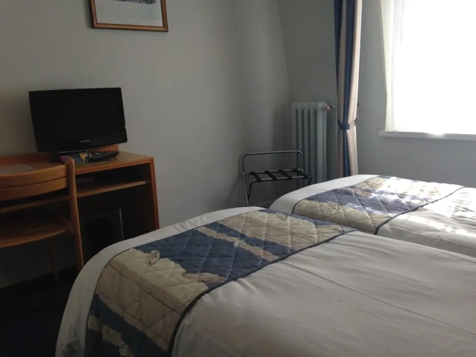 Standard Triple room with city view