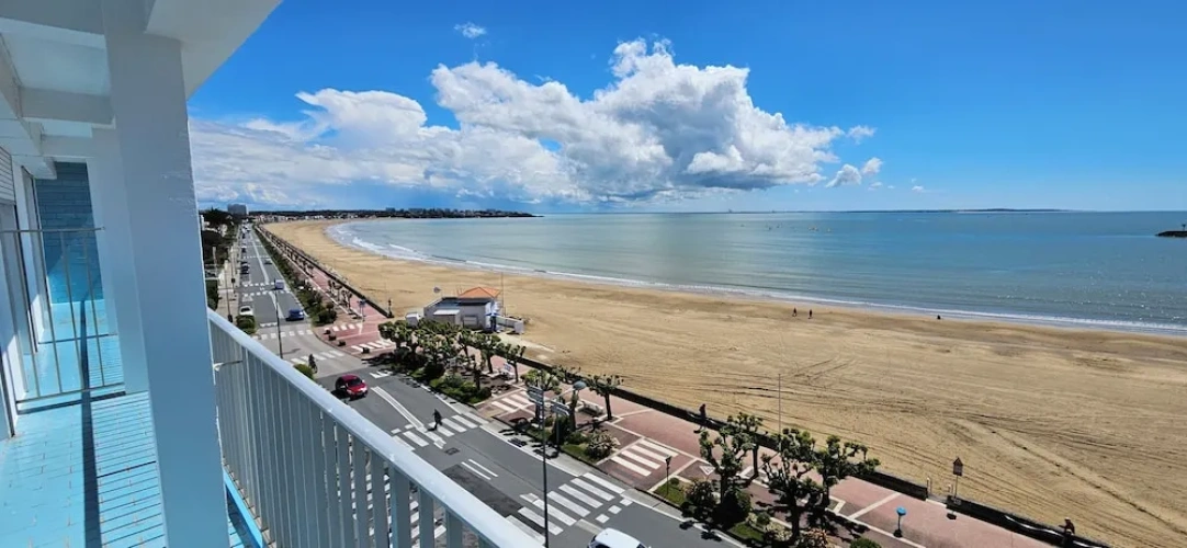 2 Bedrooms Family Apartment with sea view