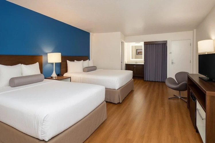 Standard Quadruple room with city view
