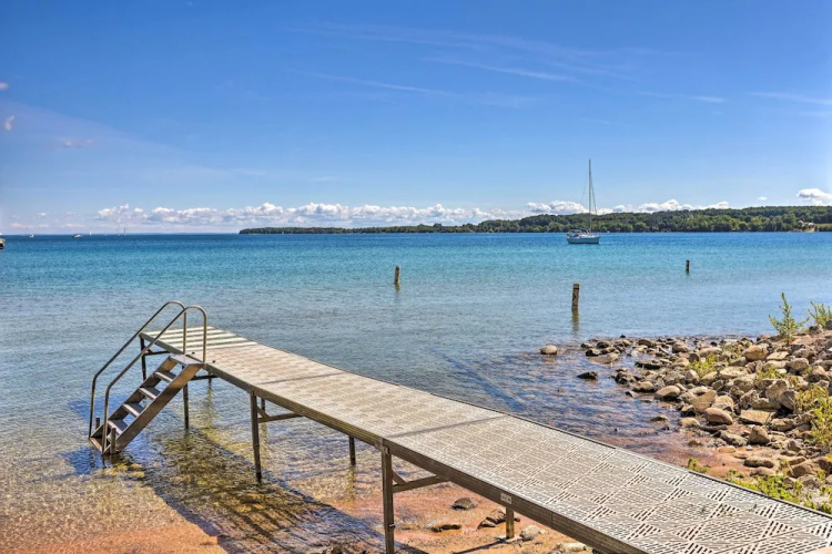 Quaint Studio w/ Shared Beach: Walk to Suttons Bay