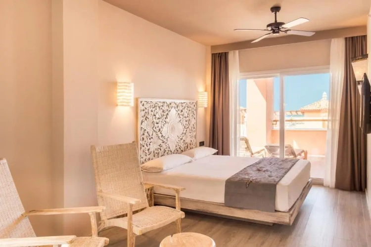 Standard Twin room with pool view