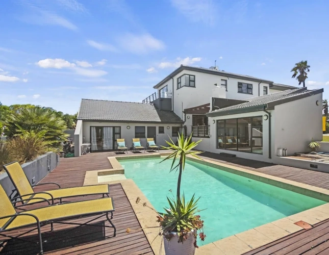 5 Bedrooms Cottage