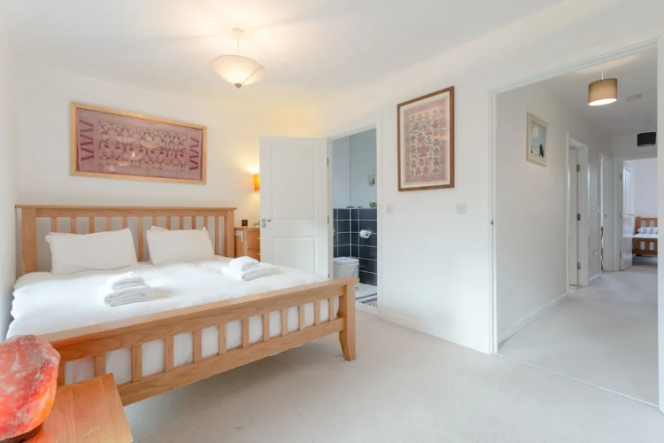 Modern 3 Bedroom Duplex Apartment in Stepney