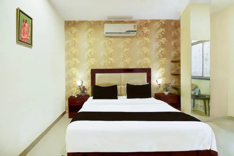 Luxury Stays With Pool Near Akshardham Temple