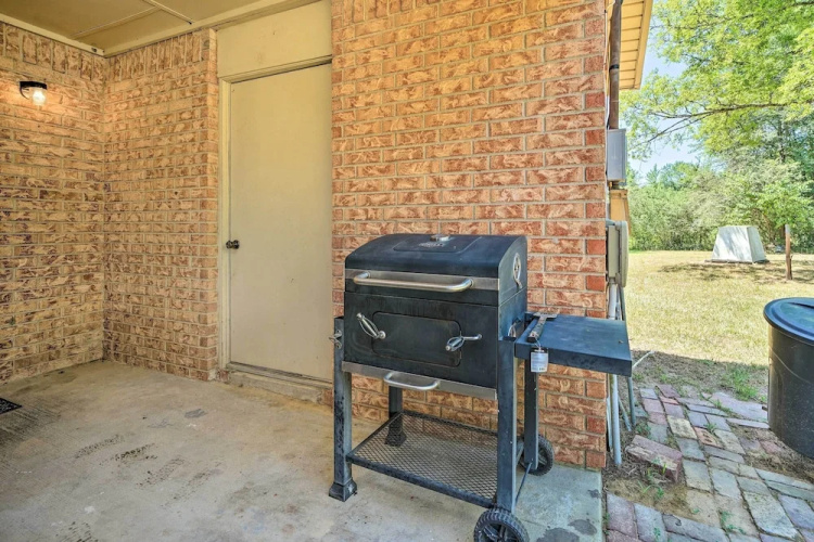 Private Hot Tub & Yard: Secluded Broken Bow Home!
