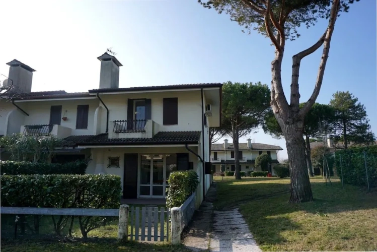 2 Bedrooms Villa with balcony and with garden view