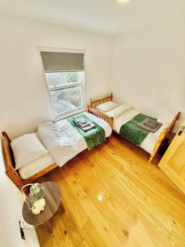 2 Bed House - Sleeps 4 - Parking - Wifi