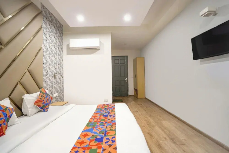 FabHotel Novis Stayz