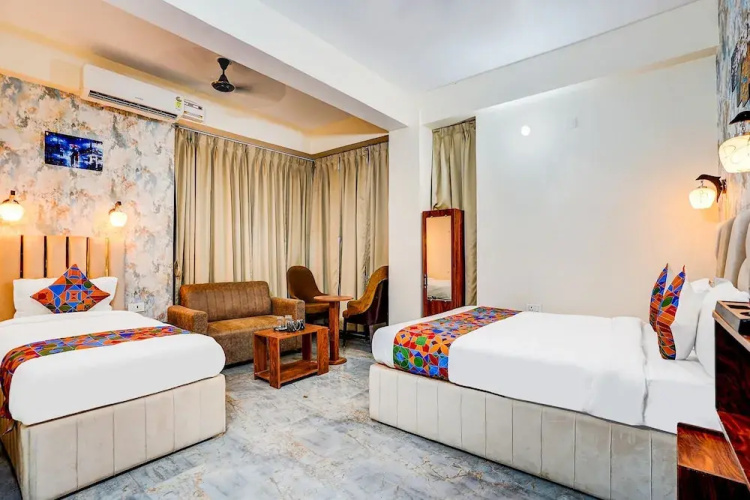 Fabhotel Dream Palace I