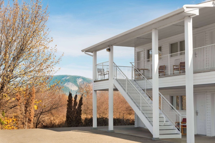 Travelodge By Wyndham Salmon Arm photo 16