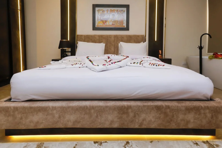 Crowne pyramids palace
