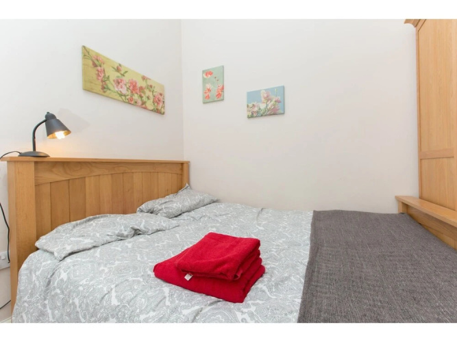 Spacious, Bright 5-br Flat for 10 in Edinburgh