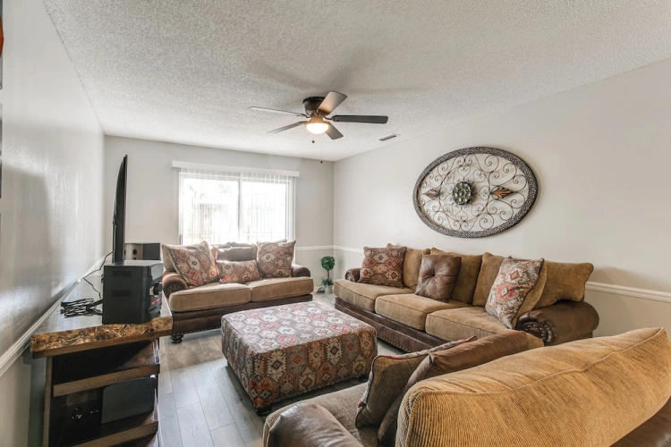 2 Bedrooms Apartment