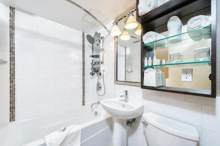 Standard Quadruple room with city view