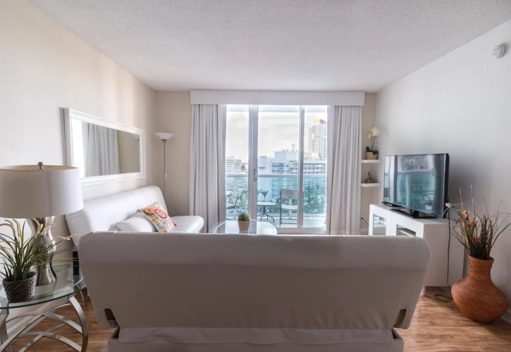 Tides Hollywood Apartments
