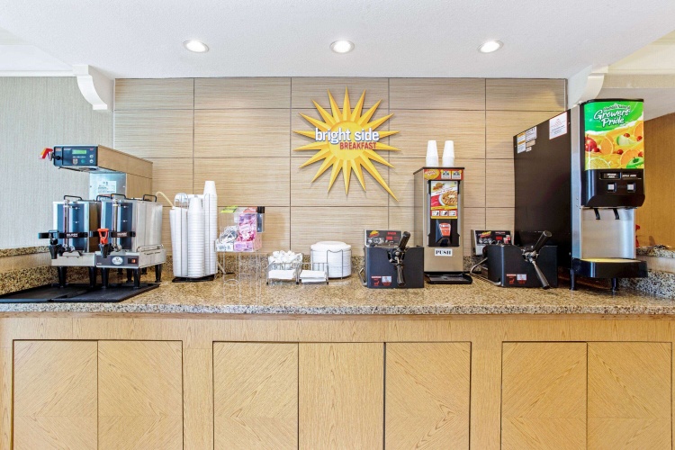 La Quinta Inn by Wyndham Orlando Airport West photo 13