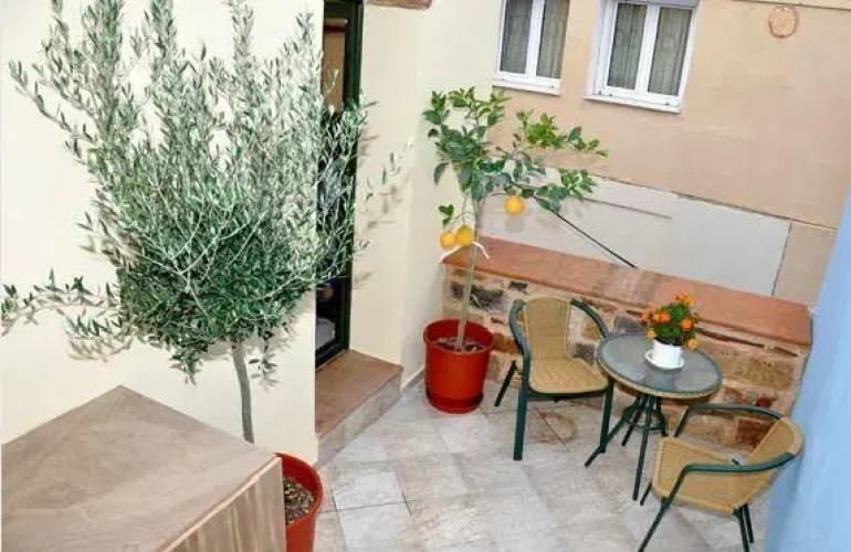 Frourio Apartments