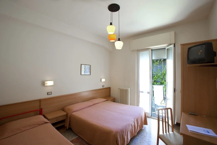 Standard Triple room with garden view