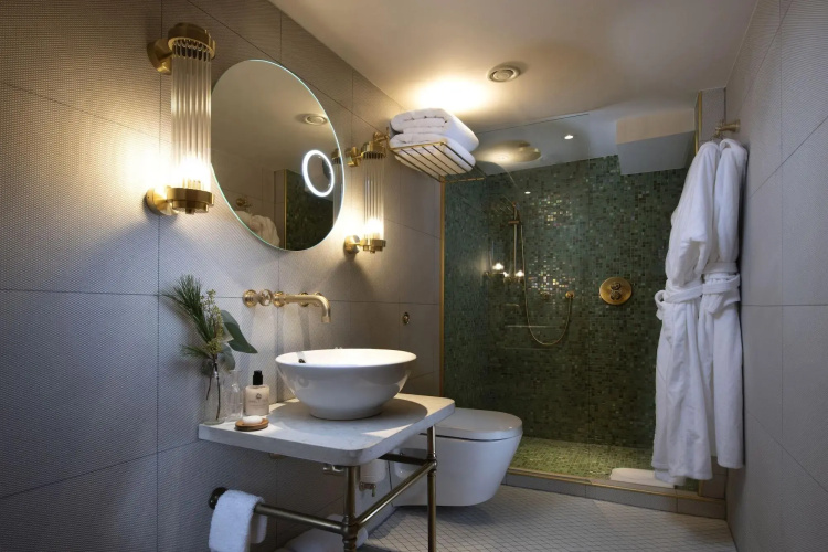 Fingal - A Luxury Floating Hotel