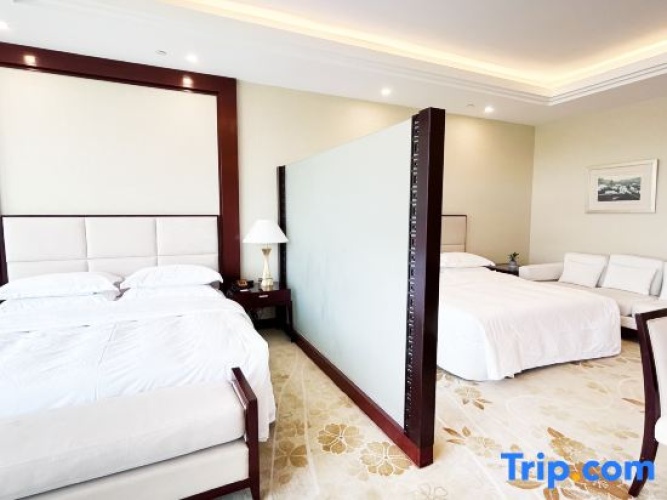 Executive Suite with garden view