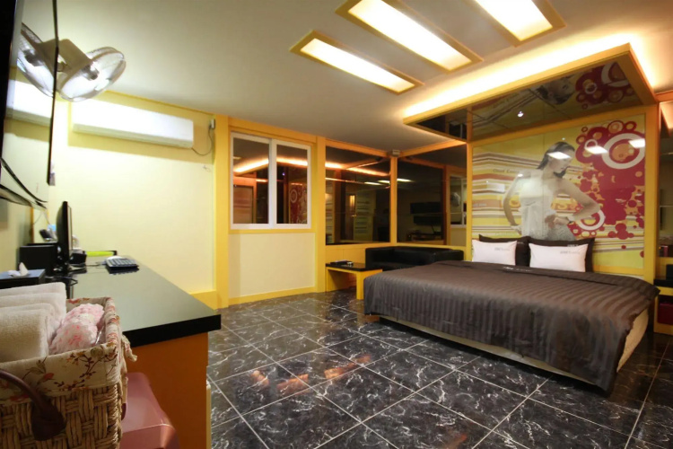 Hotel 2NE1