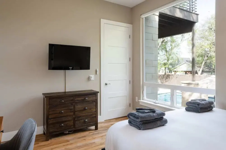 Newly Built Poolside Home w Balcony BBQ