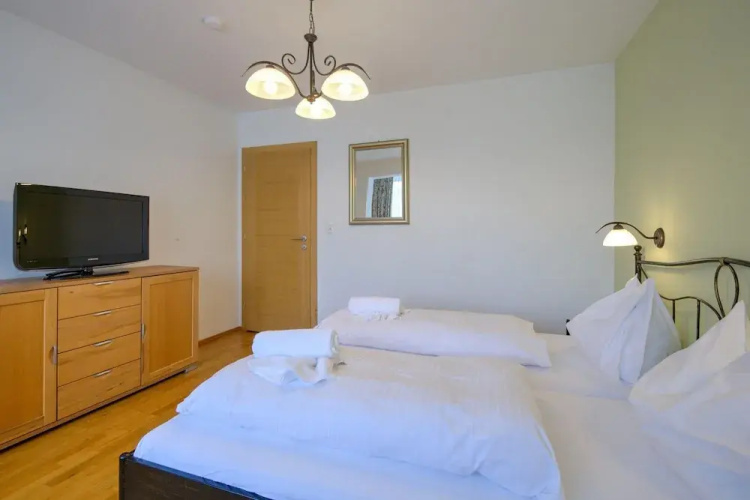 Tranquil Mountain Stay, Central & Sunny