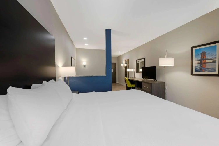 Comfort Suites Cincinnati University - Downtown