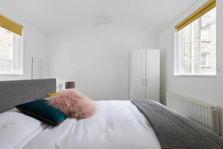 Bright and Modern 3 Floor Apartment in Central London