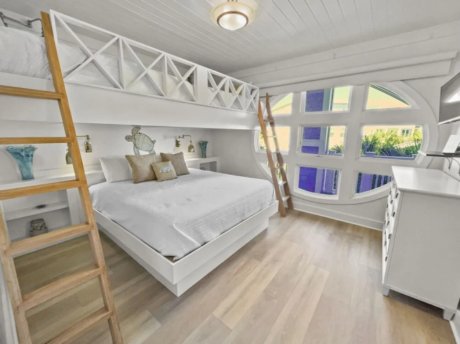 Views From Above 3 Bedroom Condo by RedAwning