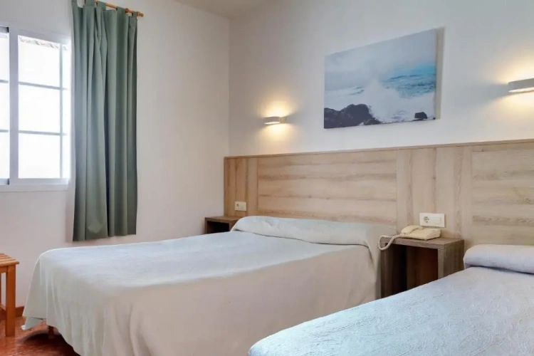 Standard Triple room