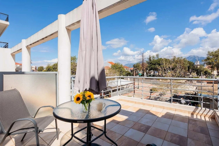Filiatra Cozy Central Gem With Balcony