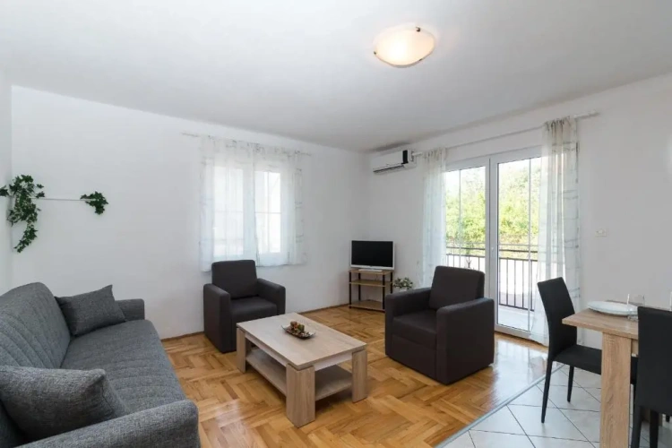 3 Bedrooms Apartment