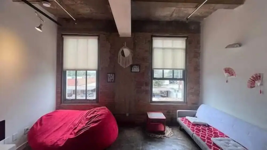 Artistico-Styled Studio Loft Sleeps 5