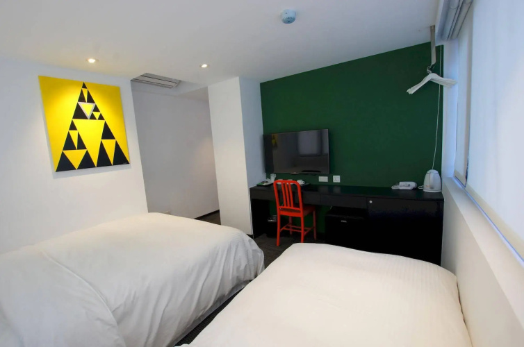 color fun inn