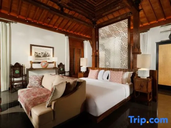 6 Bedrooms Villa