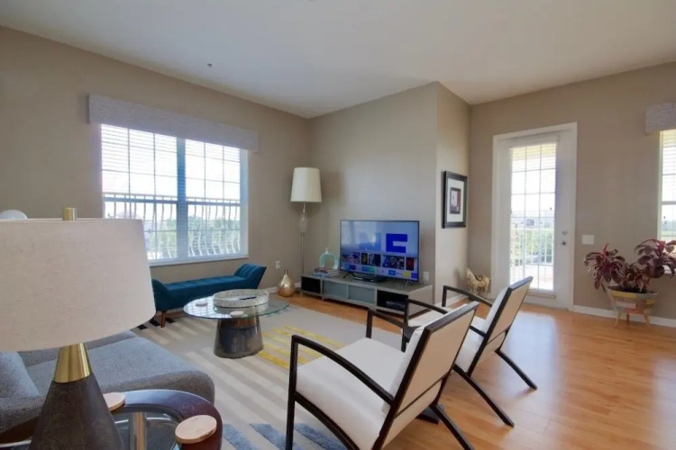 Lake View 3 Br Condo by RedAwning
