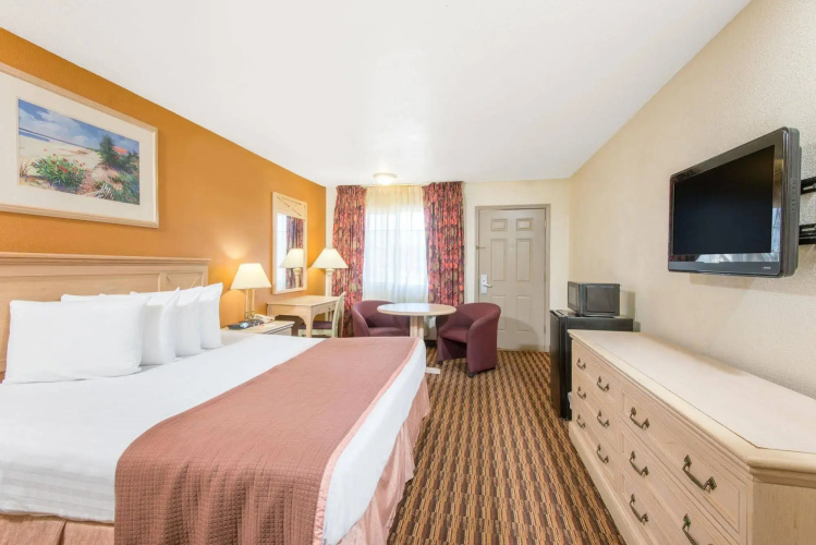 Red Carpet Inn & Suites