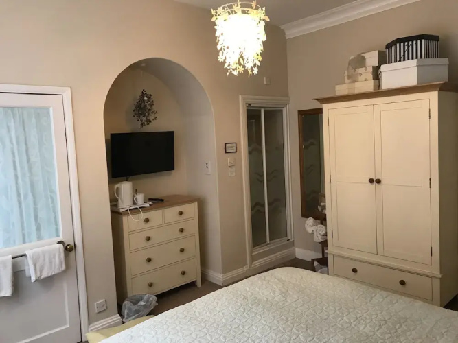 Hollies Guest House