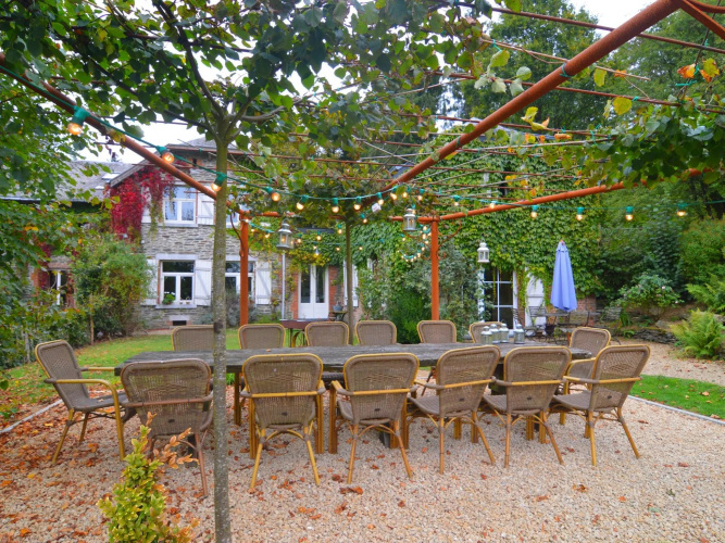 Bievre Forest-edge Retreat