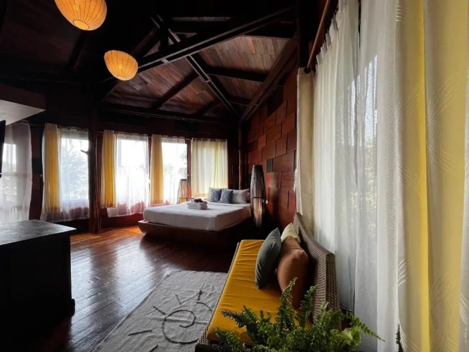 Grand room with balcony