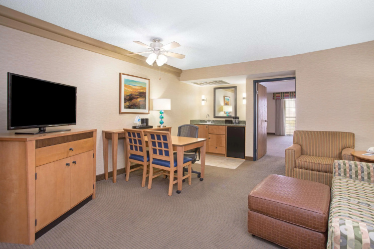 Embassy Suites by Hilton Phoenix Biltmore