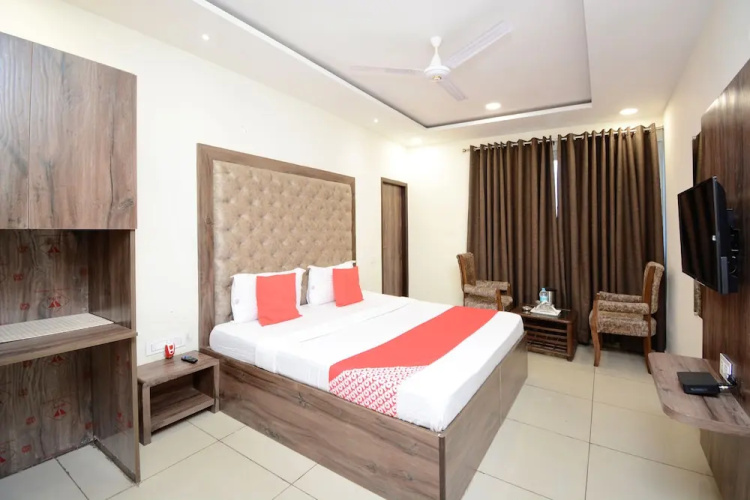 OYO 28335 Hotel Classic