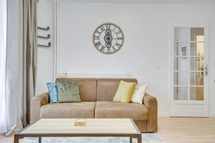 Chic And Spacious Apart with Parking