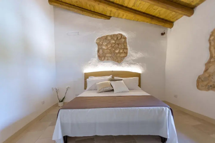 2474 Villa Vanda