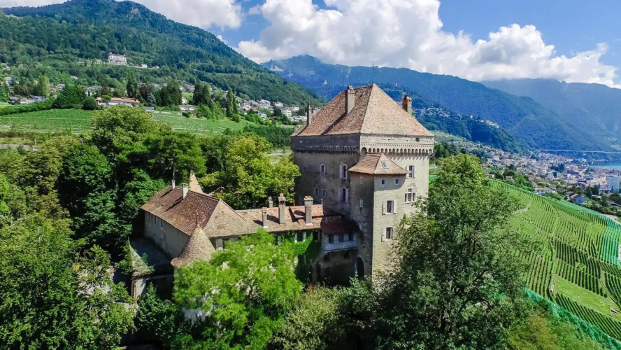 Montreux Castle | Charming Lake View Studio
