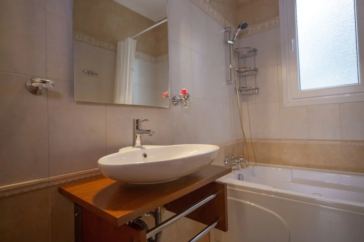 Beach Flat With Garden, Jacuzzi, BBQ